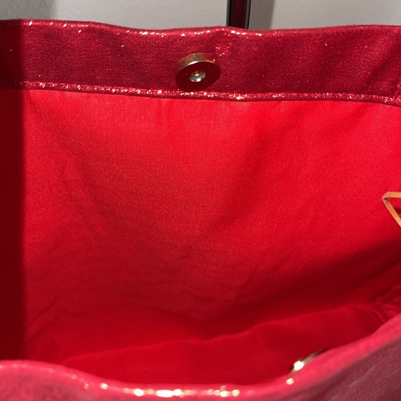 Marc Jacobs new Daisy Red Metallic Tote Bag. Sturdy handles. Shoulder drop 13”. - Picture 3 of 8